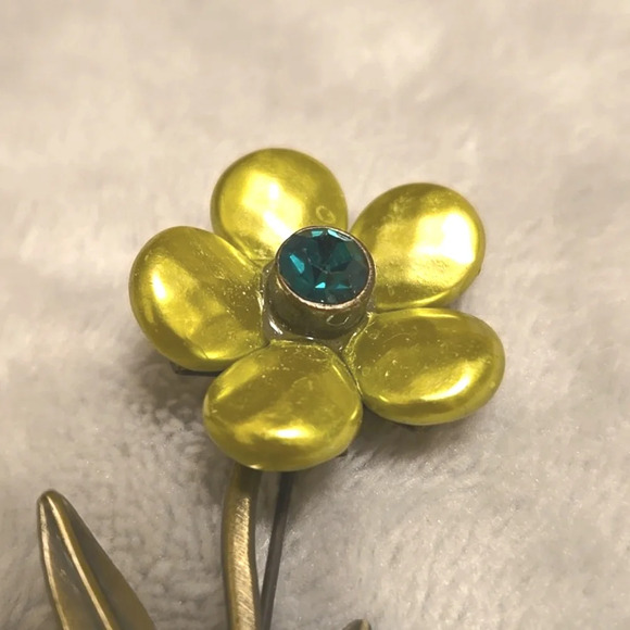 #471 Gold tone yellow flower brooch - Picture 2 of 5